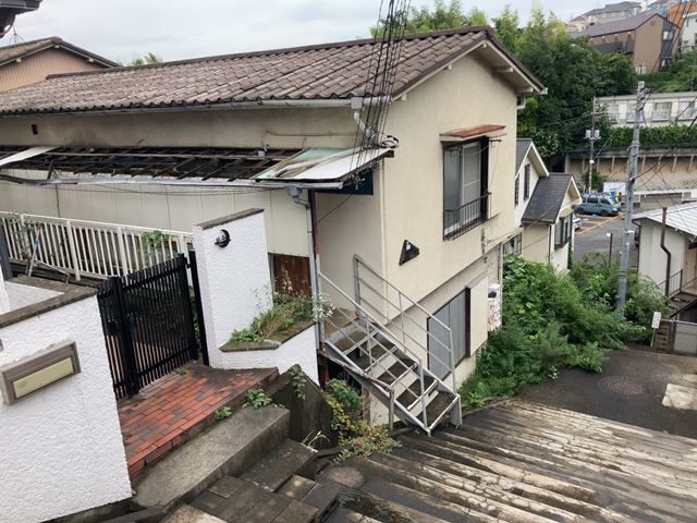 神奈川県川崎市多摩区西生田の木造2階建て家屋解体工事前の様子です。